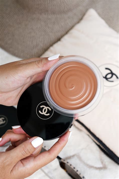 applying chanel bronzer